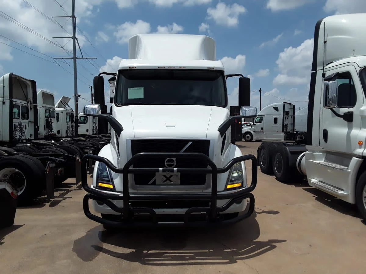 2020 Volvo VNR 640 - image 2
