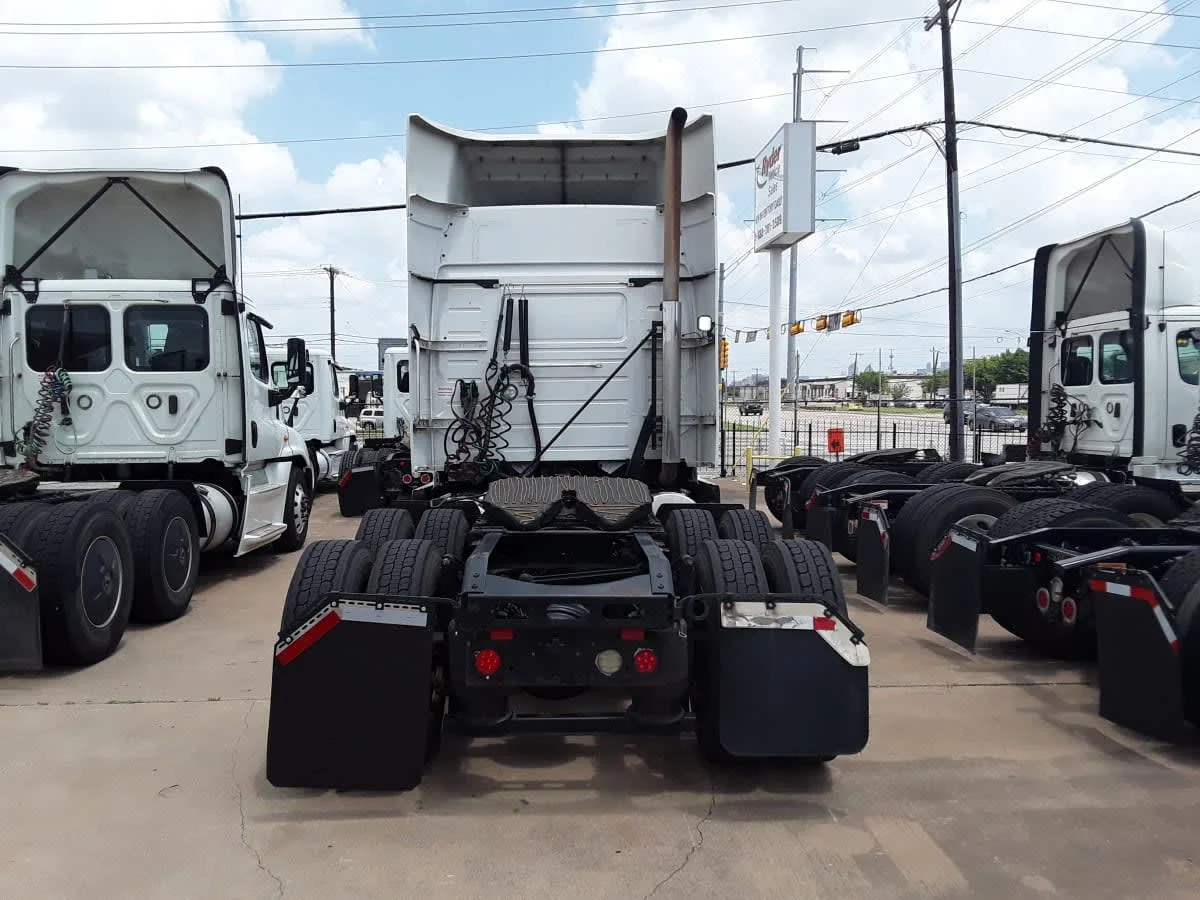 2020 Volvo VNR 640 - image 5