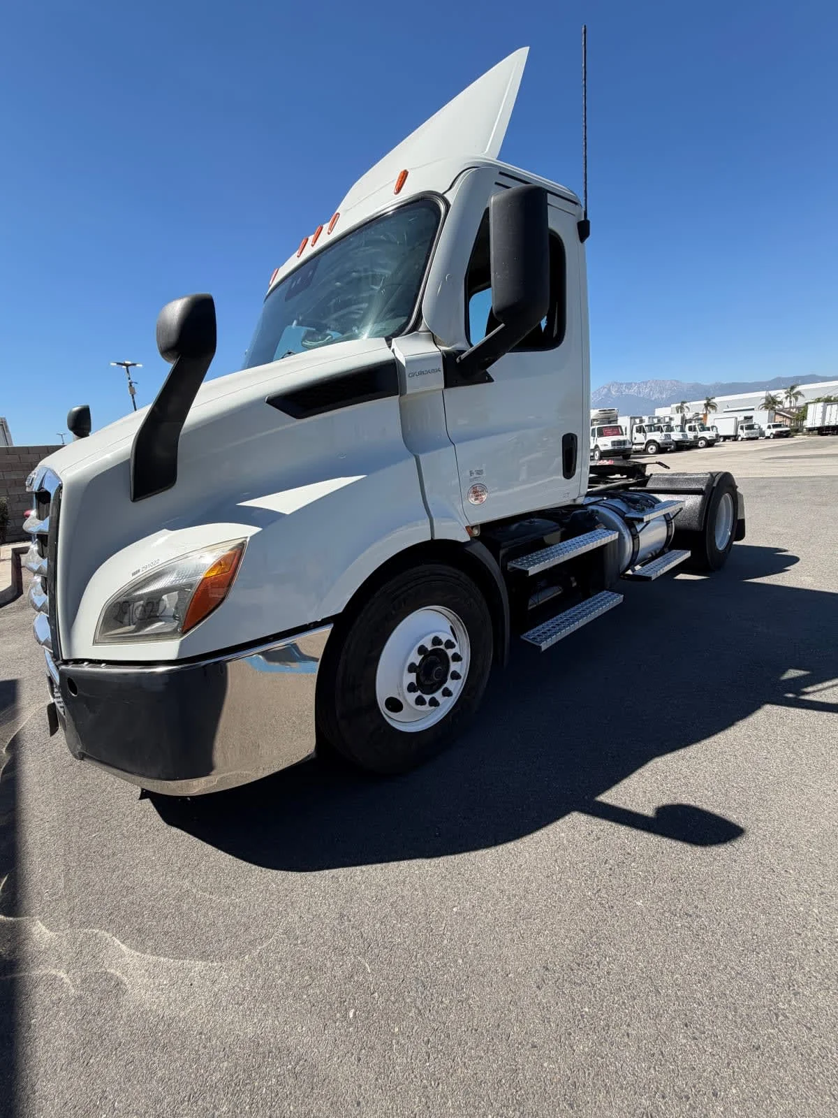 2020 Freightliner Cascadia - image 3