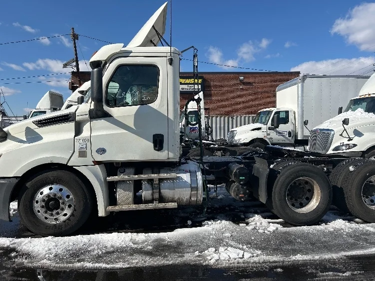 2019 Freightliner Cascadia in Kearny, NJ — photo 4