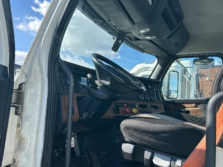 2019 Freightliner Cascadia in Kearny, NJ — photo 8