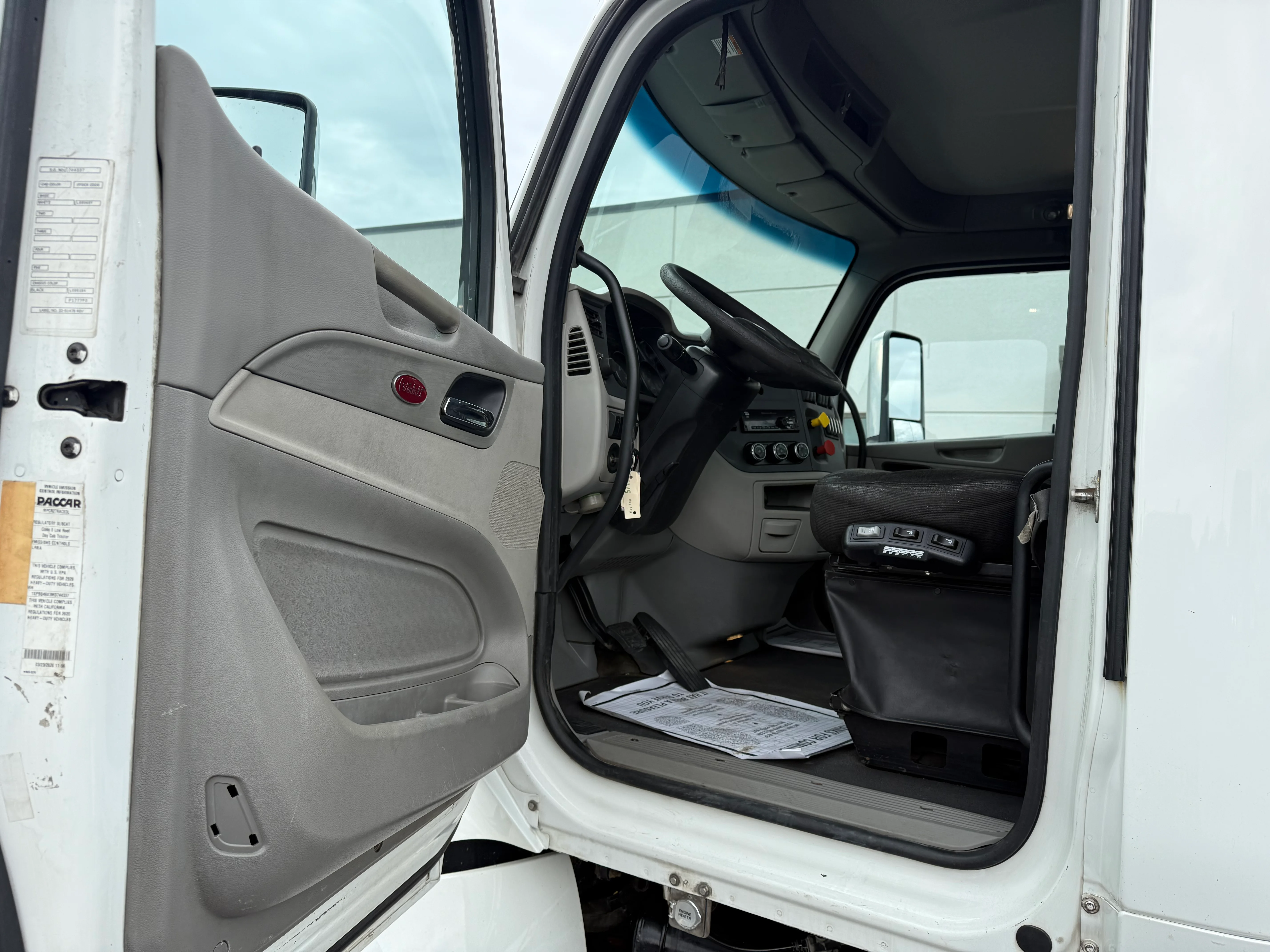 2021 Peterbilt 579 in Cincinnati, OH — photo 13