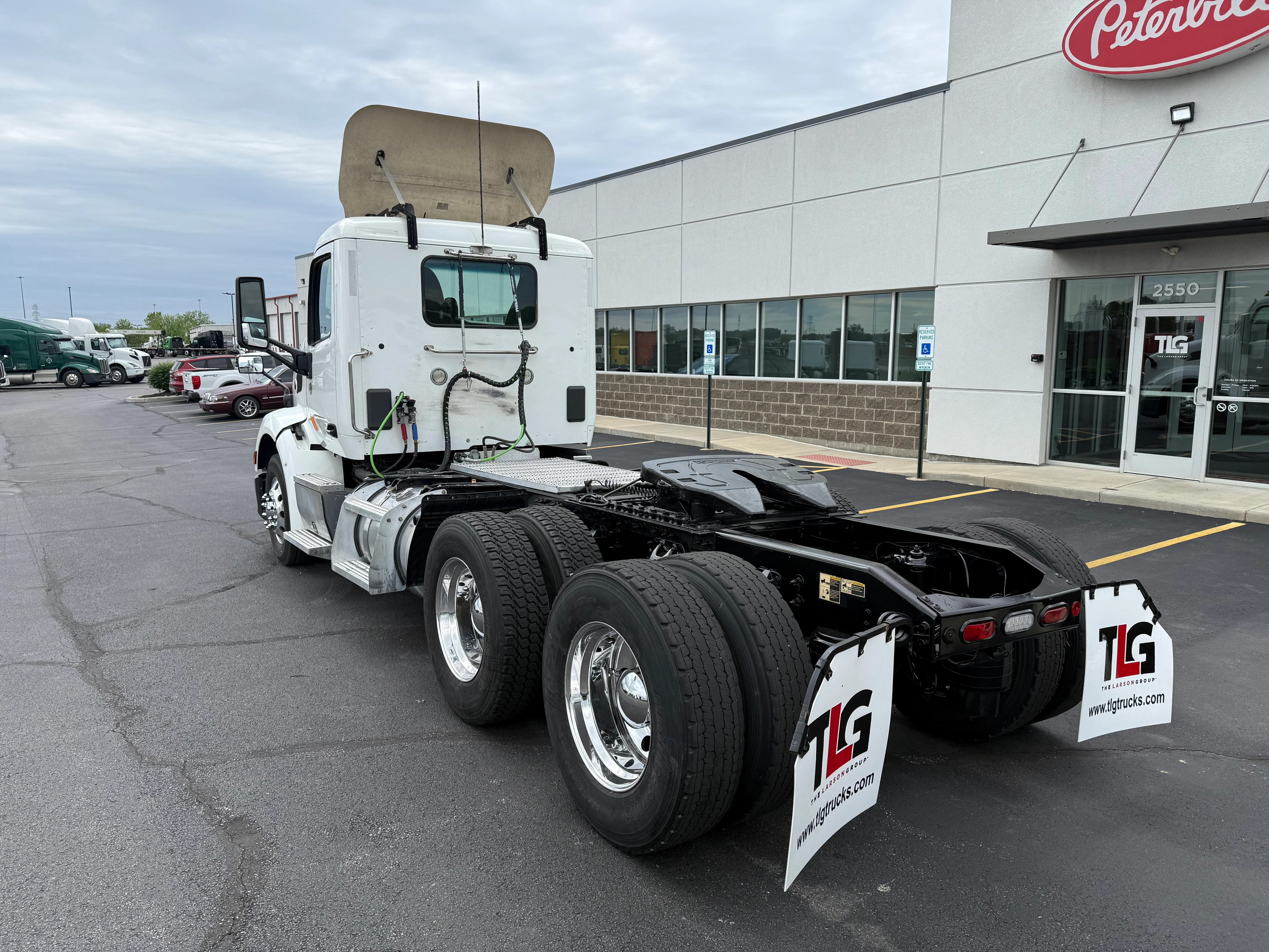 2021 Peterbilt 579 in Cincinnati, OH — photo 3