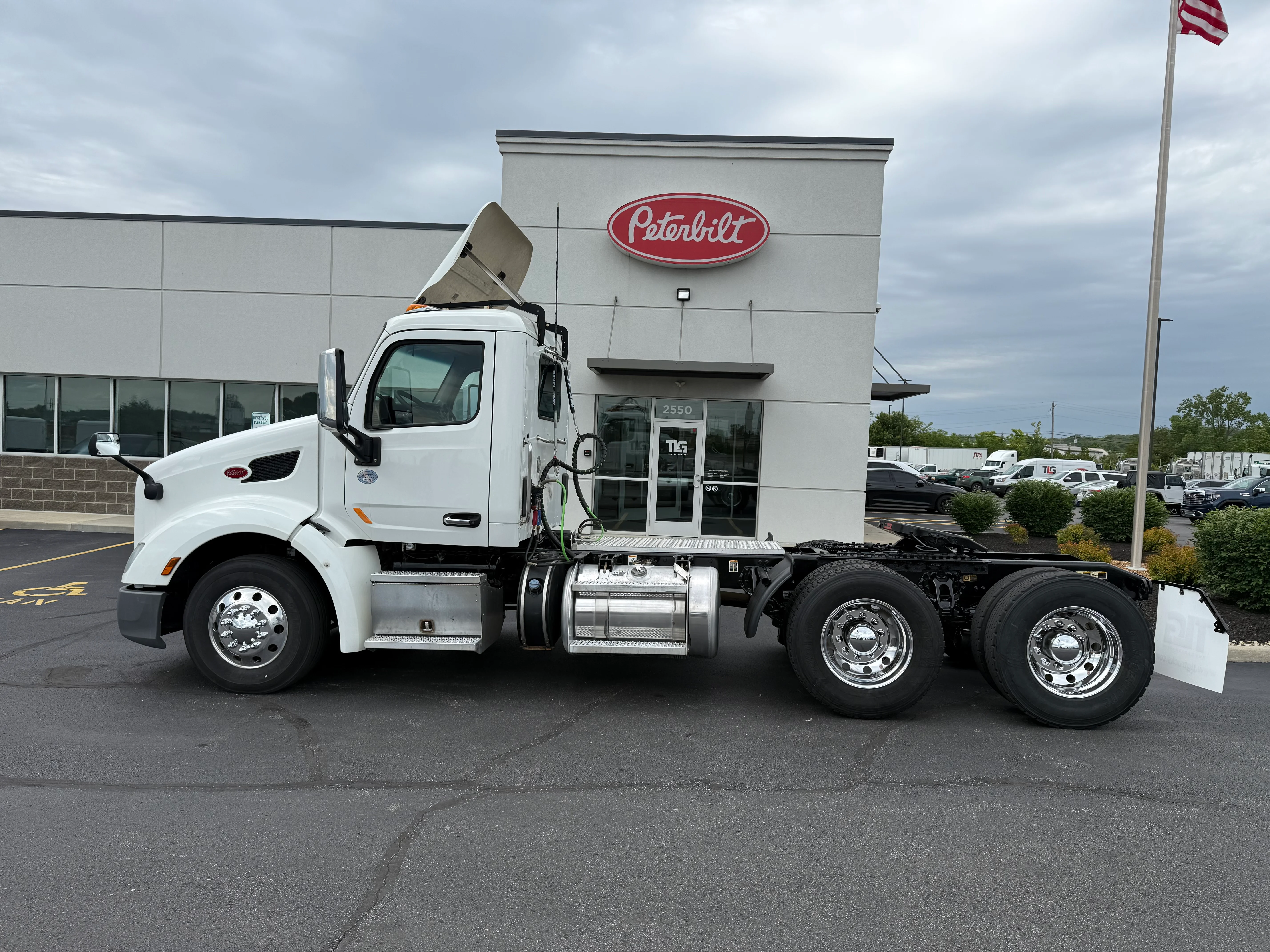 2021 Peterbilt 579 in Cincinnati, OH — photo 2