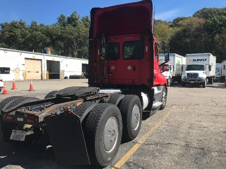 2019 Freightliner Cascadia in Auburn, MA — photo 7