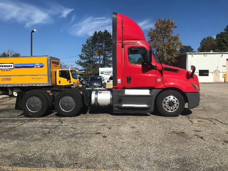 2019 Freightliner Cascadia in Auburn, MA — photo 8