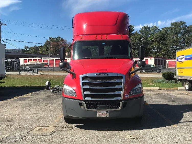 2019 Freightliner Cascadia in Auburn, MA — photo 2