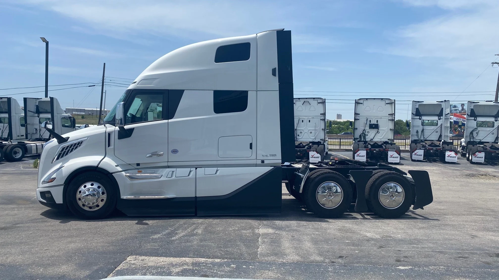 2025 Volvo VNL 860 in AUSTIN, TX — photo 2