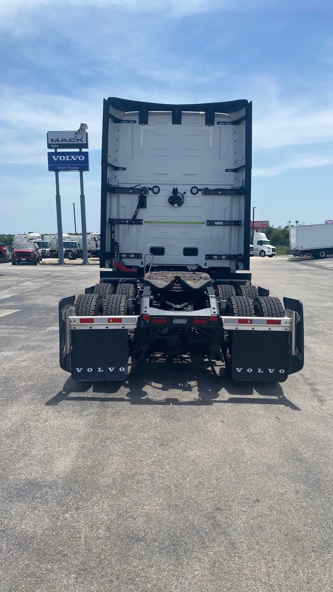 2025 Volvo VNL 860 in AUSTIN, TX — photo 4