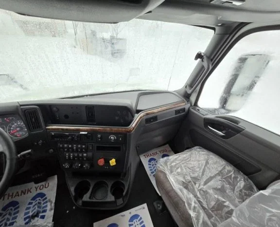 2020 International LT - image 1