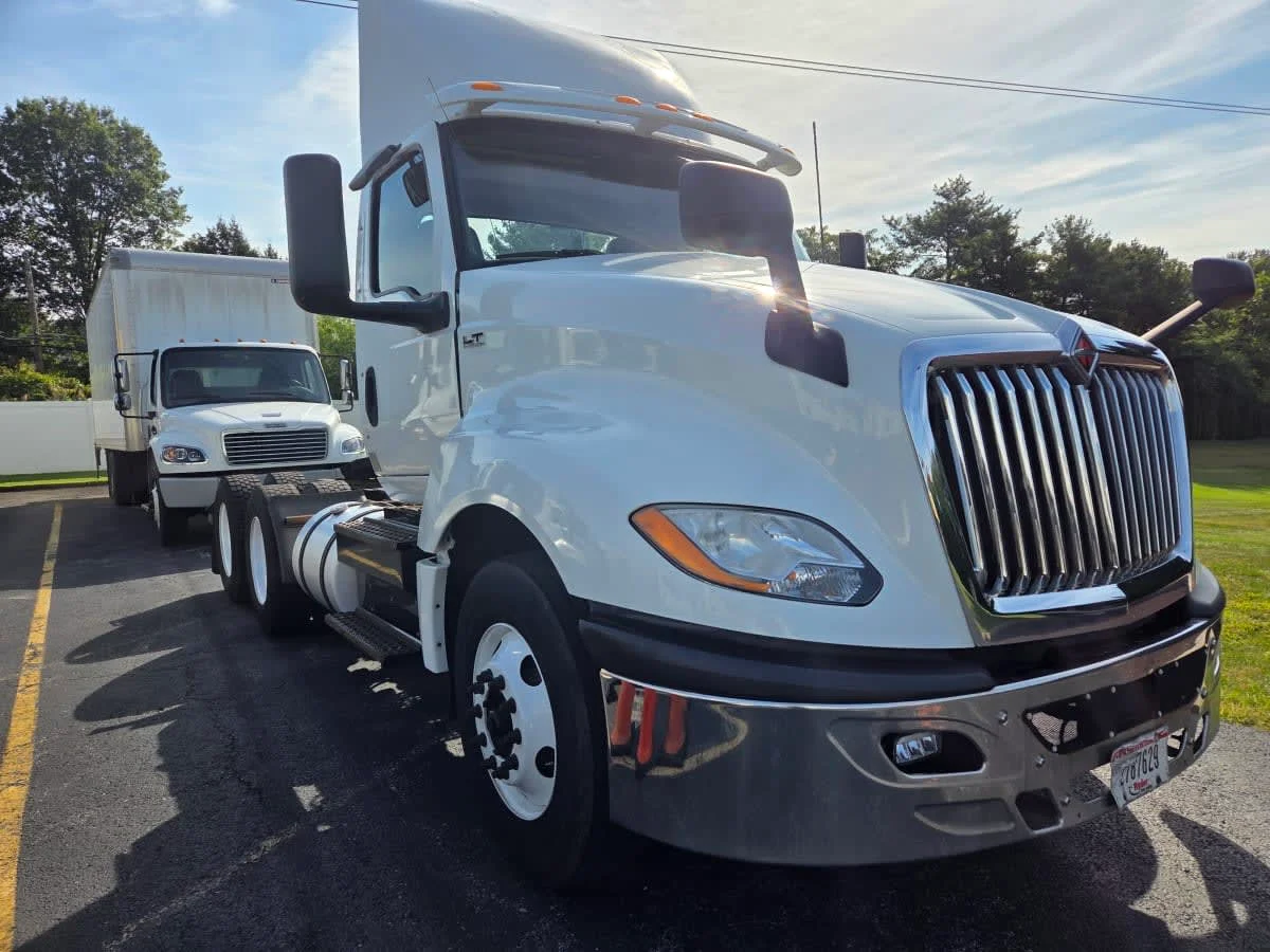 2019 International LT - image 3