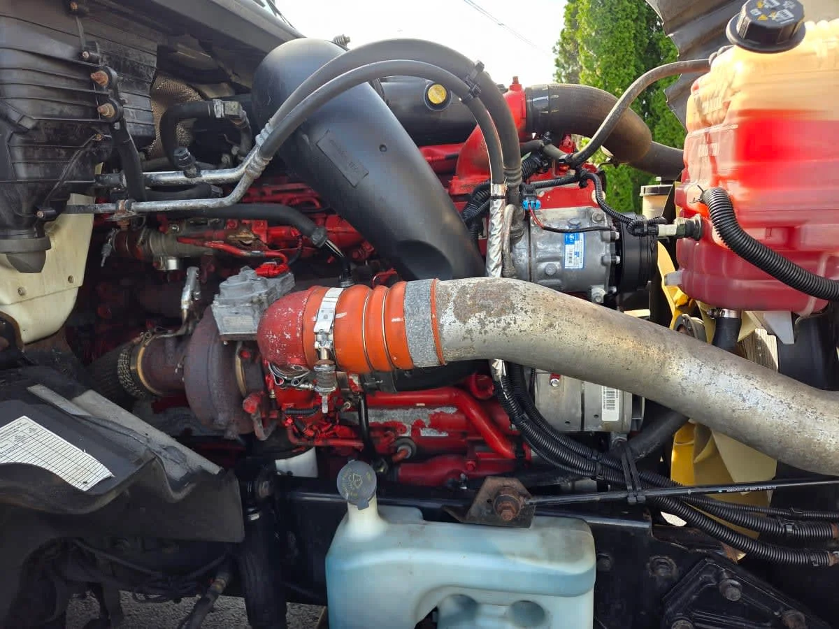 2019 International LT - image 9