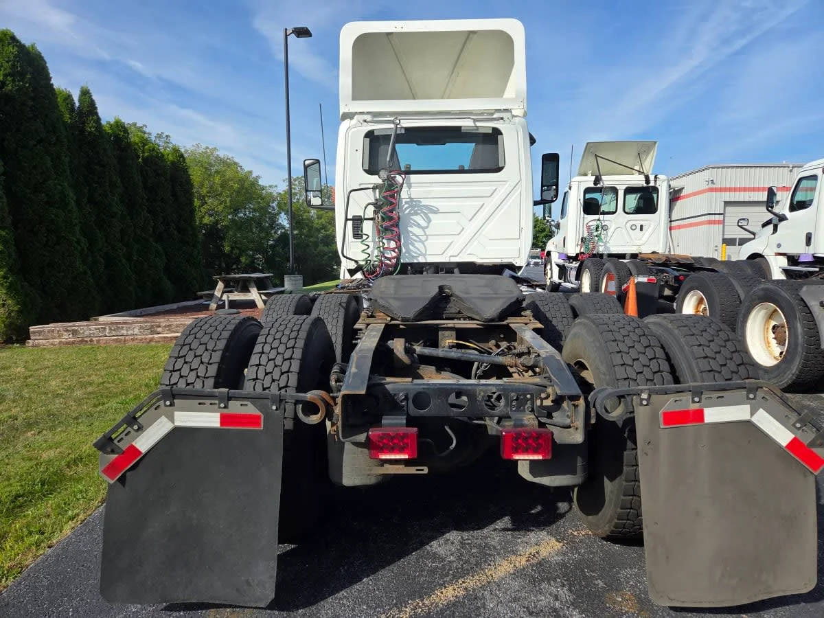 2019 International LT - image 5