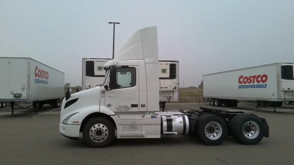 2021 Volvo VNR 640 - image 4