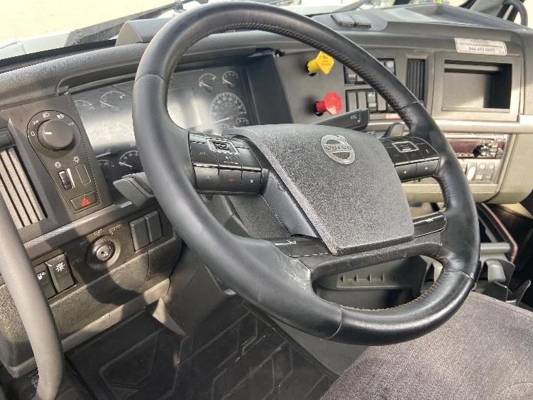 2021 Volvo VNR 640 - image 10