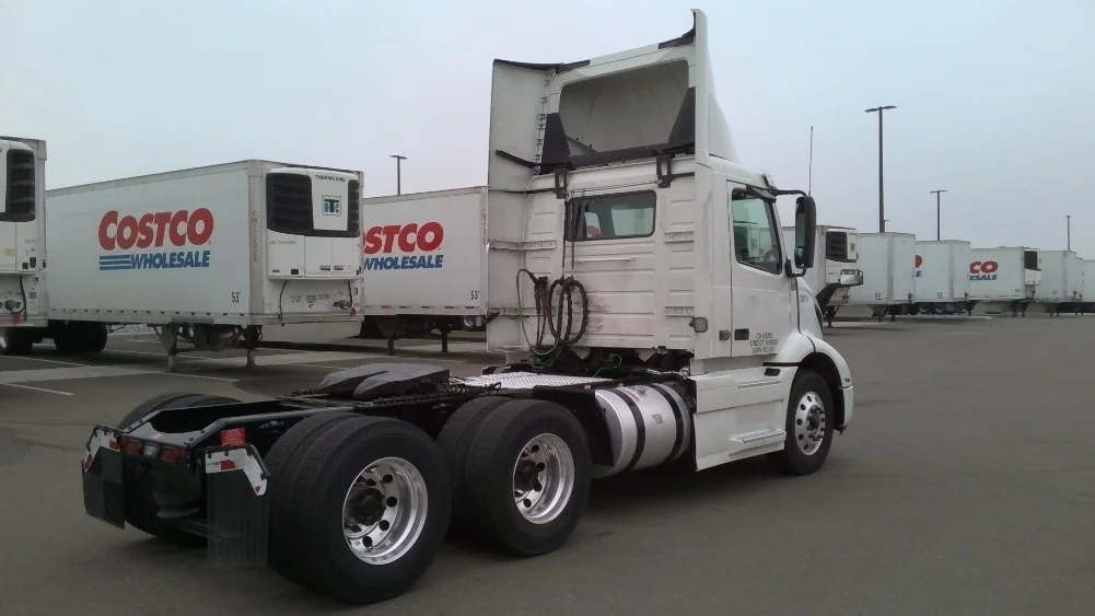 2021 Volvo VNR 640 - image 7