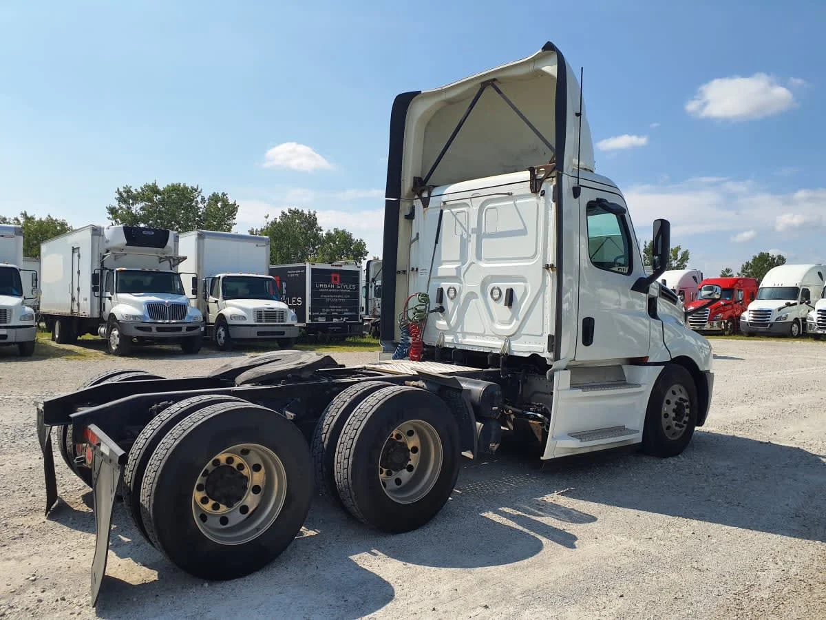 2019 Freightliner Cascadia in Indianapolis, IN — photo 4