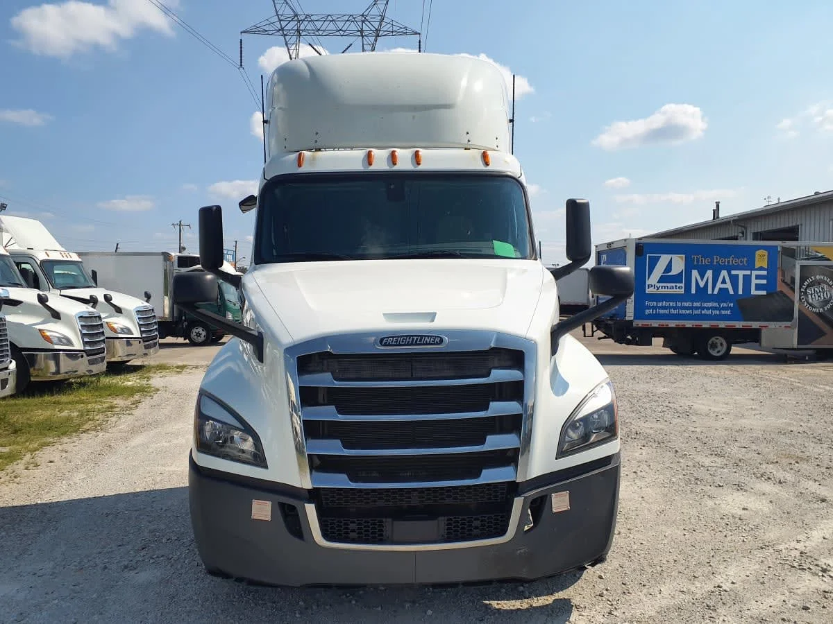 2019 Freightliner Cascadia in Indianapolis, IN — photo 2