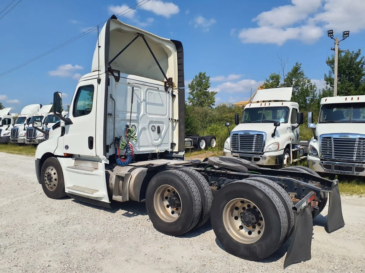 2019 Freightliner Cascadia in Indianapolis, IN — photo 6
