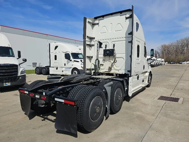 2020 Freightliner Cascadia - image 7