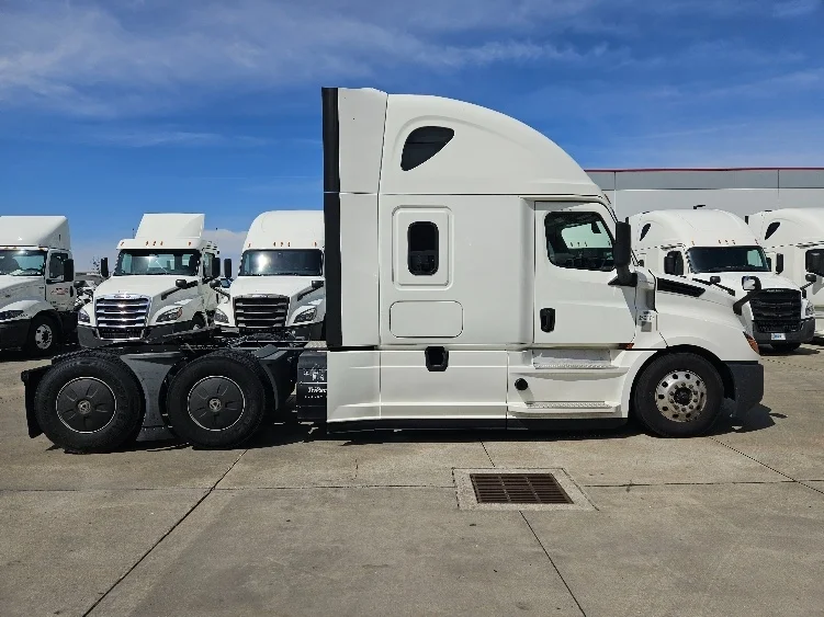 2020 Freightliner Cascadia - image 8