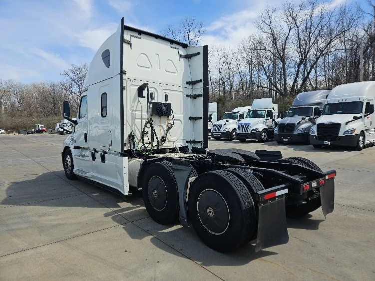 2020 Freightliner Cascadia - image 5
