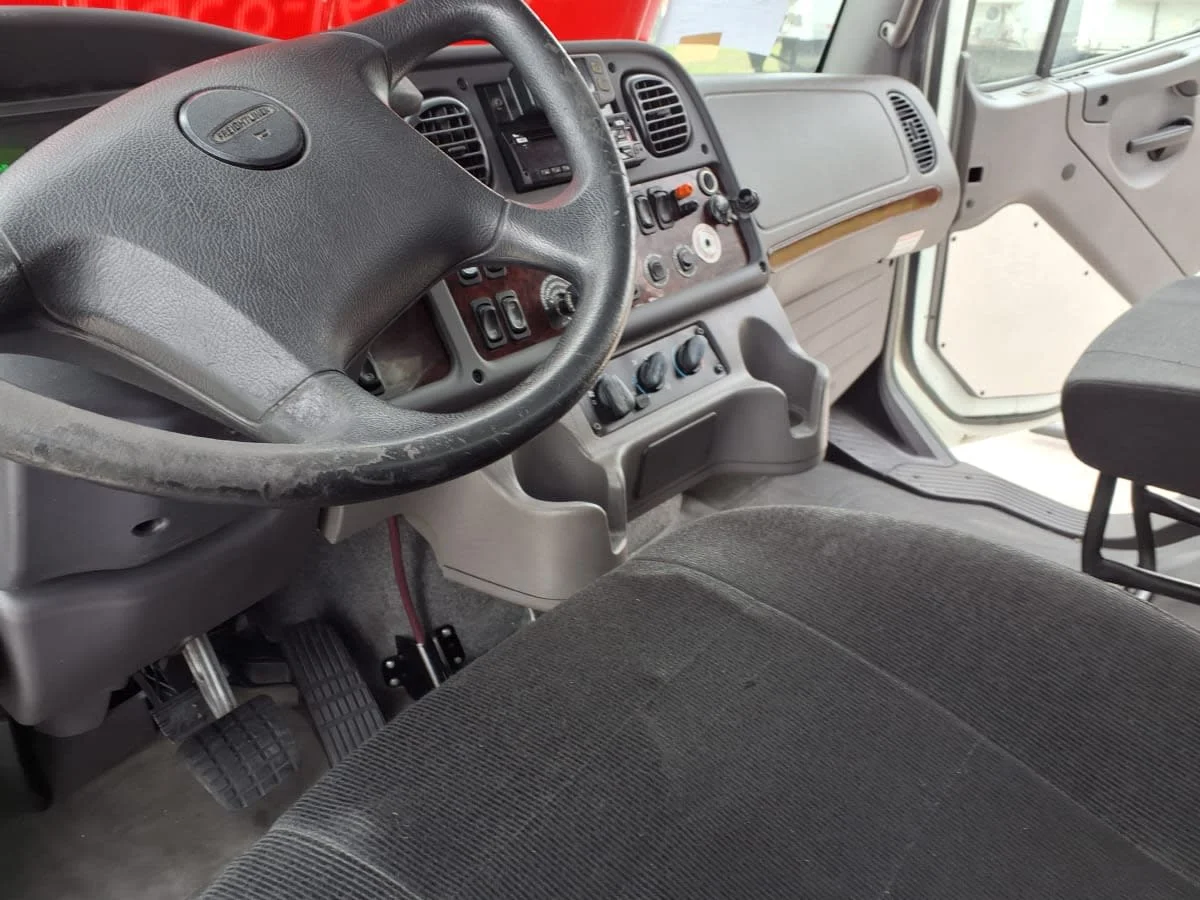 2018 Freightliner M2 106 - image 7