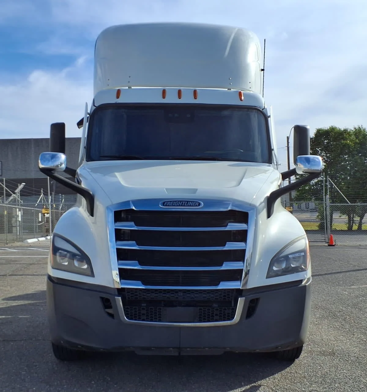 2022 Freightliner Cascadia in Memphis, TN — photo 2
