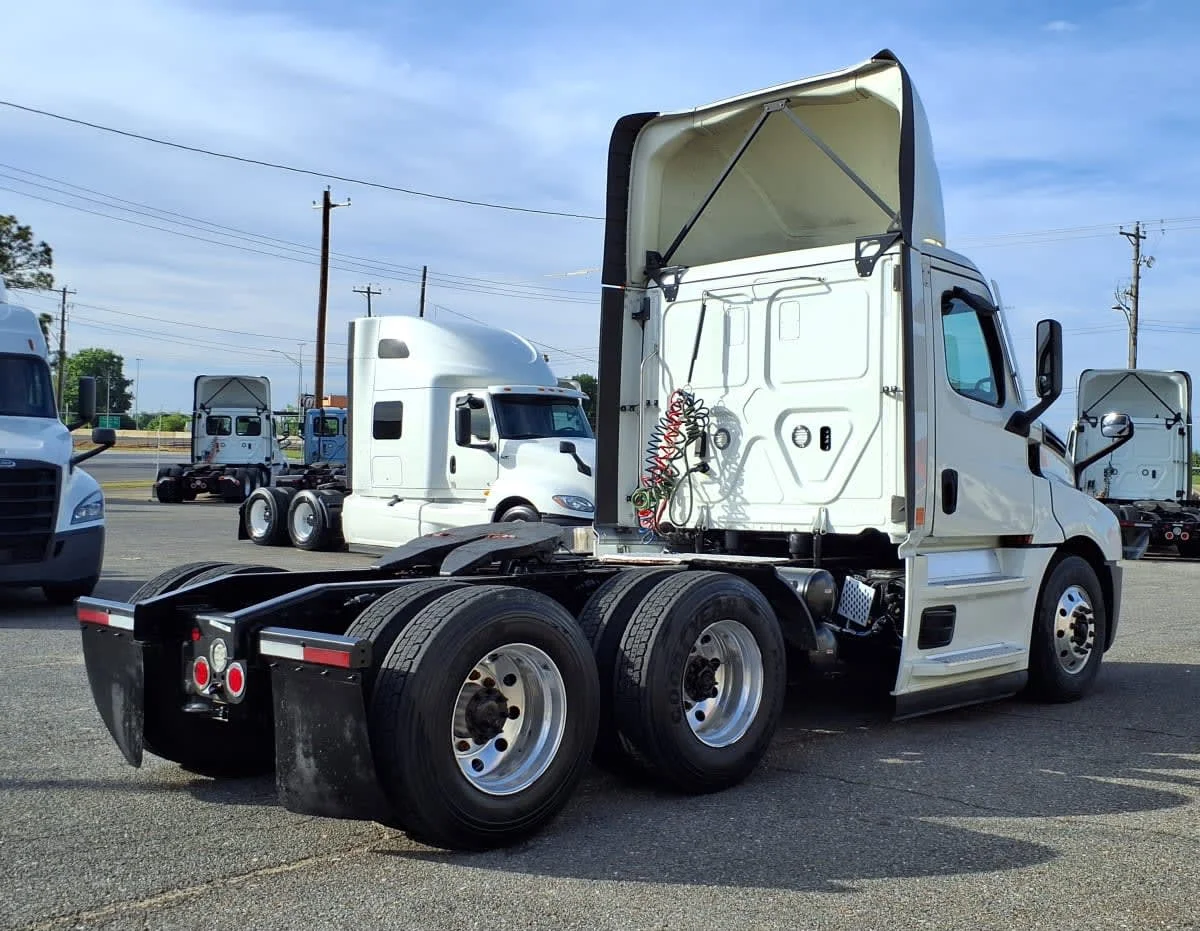 2022 Freightliner Cascadia in Memphis, TN — photo 4
