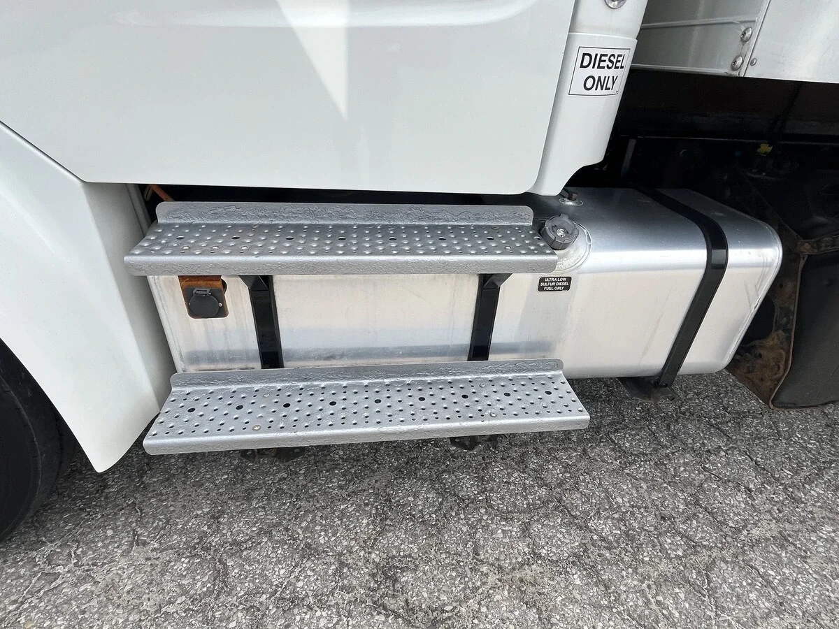 2023 Freightliner M2 106 — photo 19