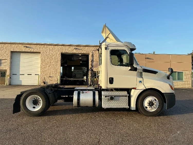 2019 Freightliner Cascadia in Olive Branch, MS — photo 8