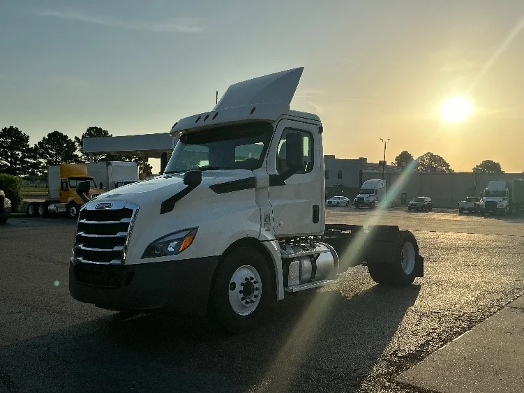 2019 Freightliner Cascadia in Olive Branch, MS — photo 3