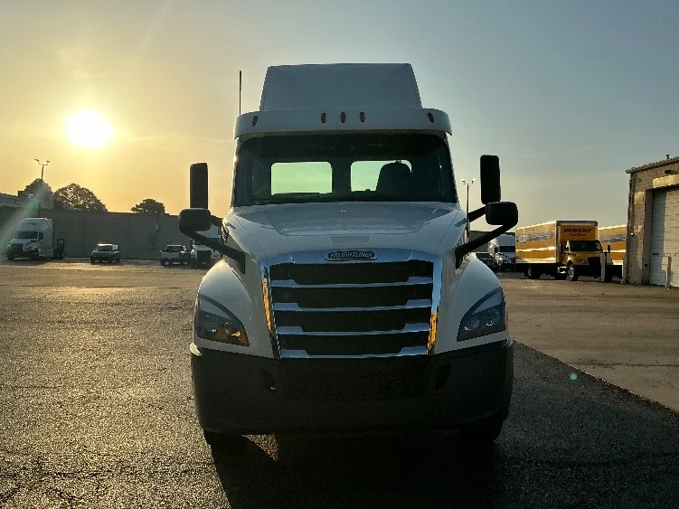 2019 Freightliner Cascadia in Olive Branch, MS — photo 2