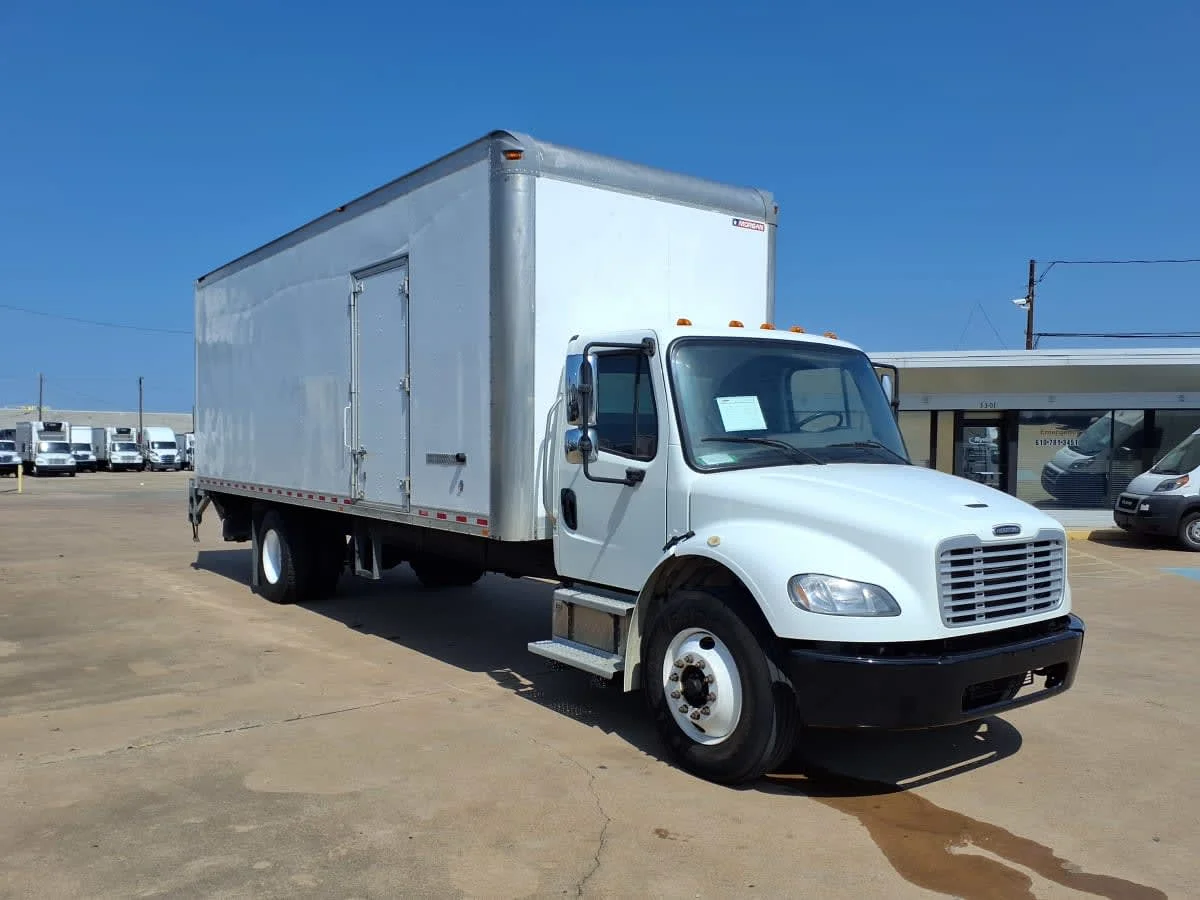 2020 Freightliner M2 106 in Dallas, TX — photo 3