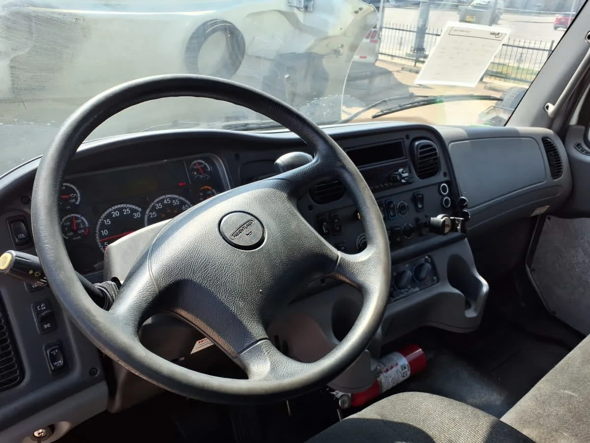 2020 Freightliner M2 106 in Dallas, TX — photo 7