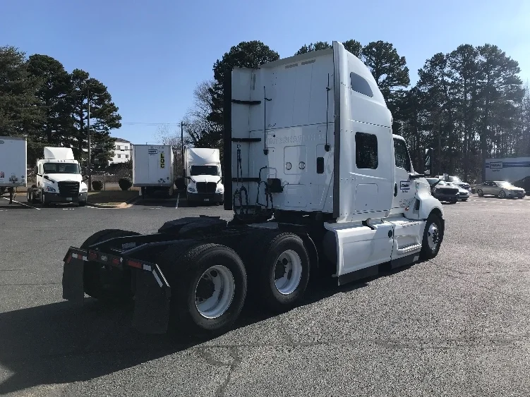 2022 International LT - image 7