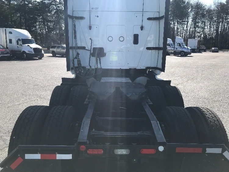 2022 International LT - image 6