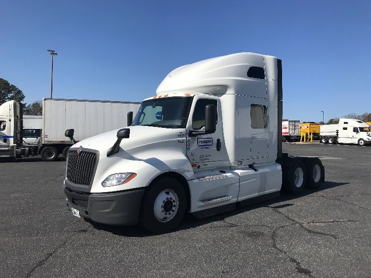 2022 International LT - image 3