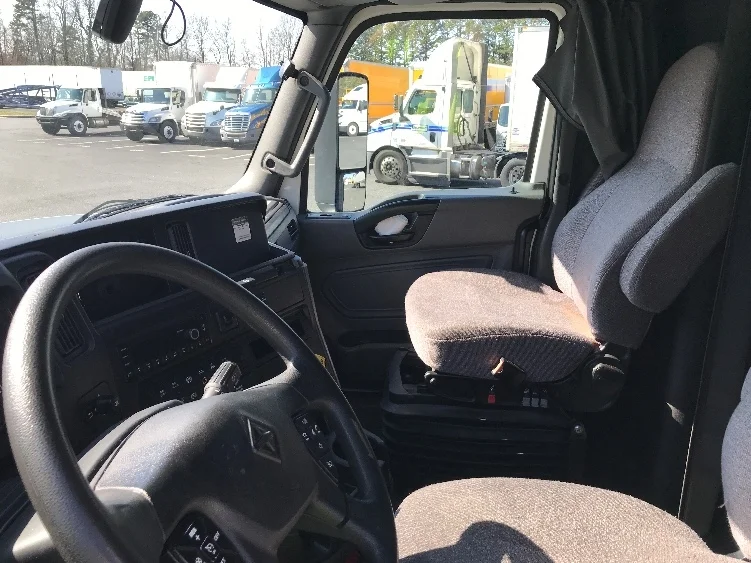 2022 International LT - image 10