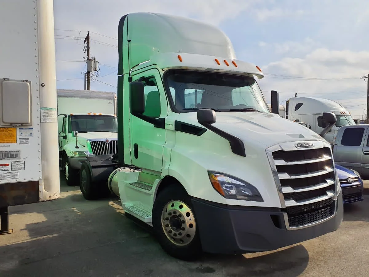 2020 Freightliner Cascadia in Indianapolis, IN — photo 3
