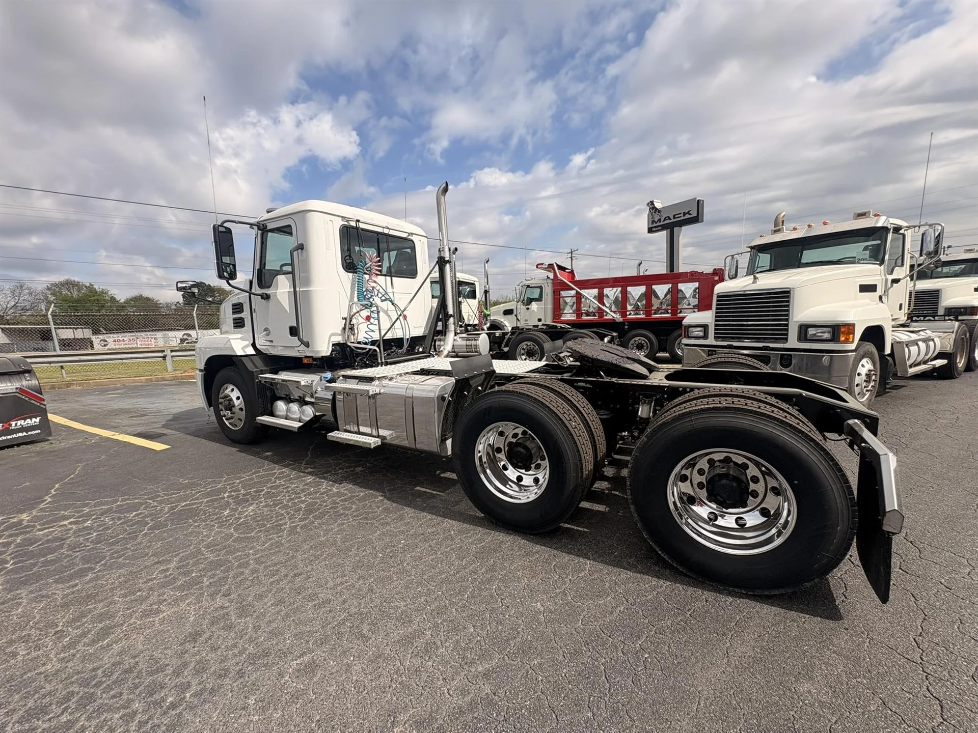 2022 Mack Anthem - image 9