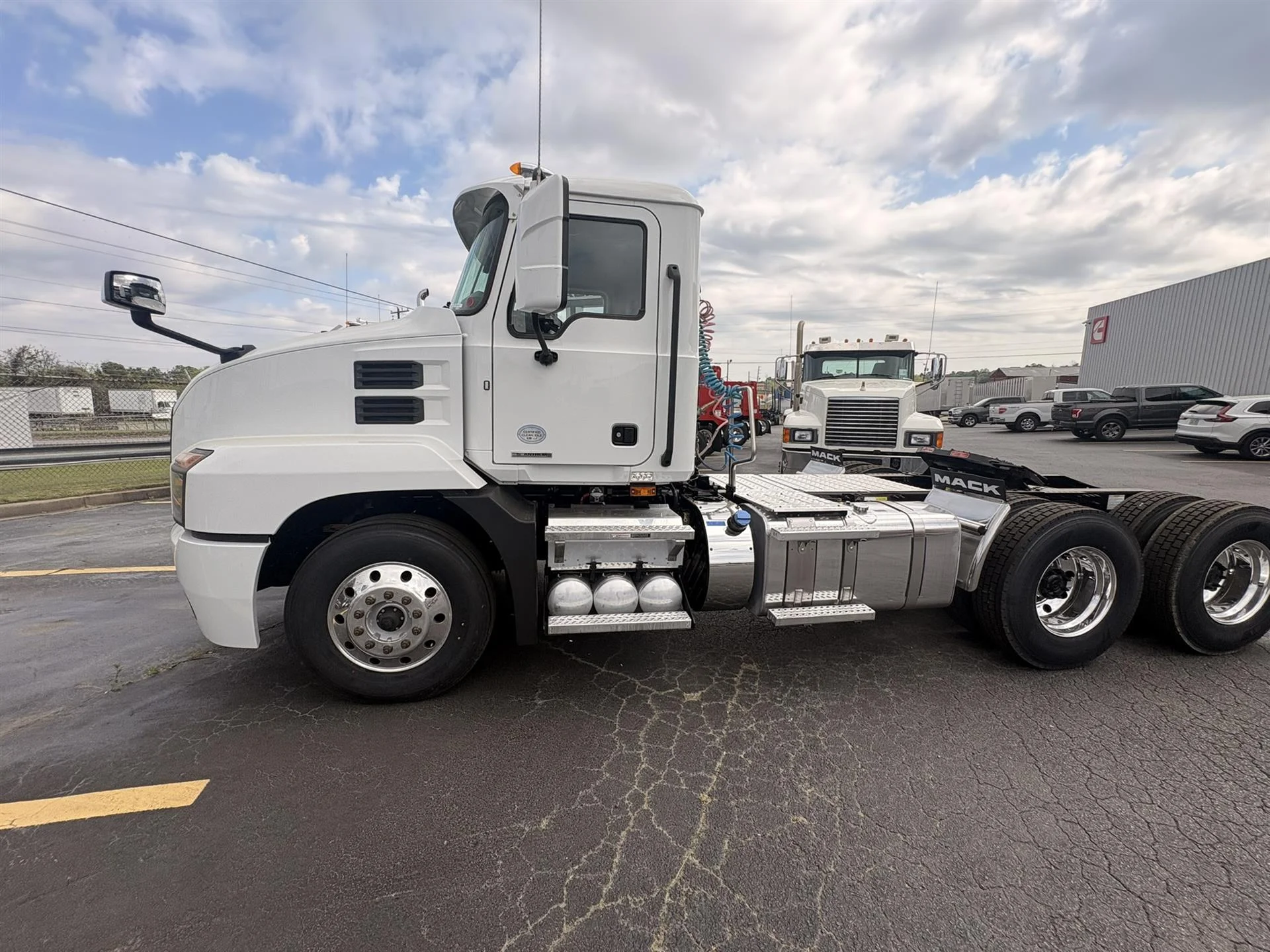 2022 Mack Anthem - image 5