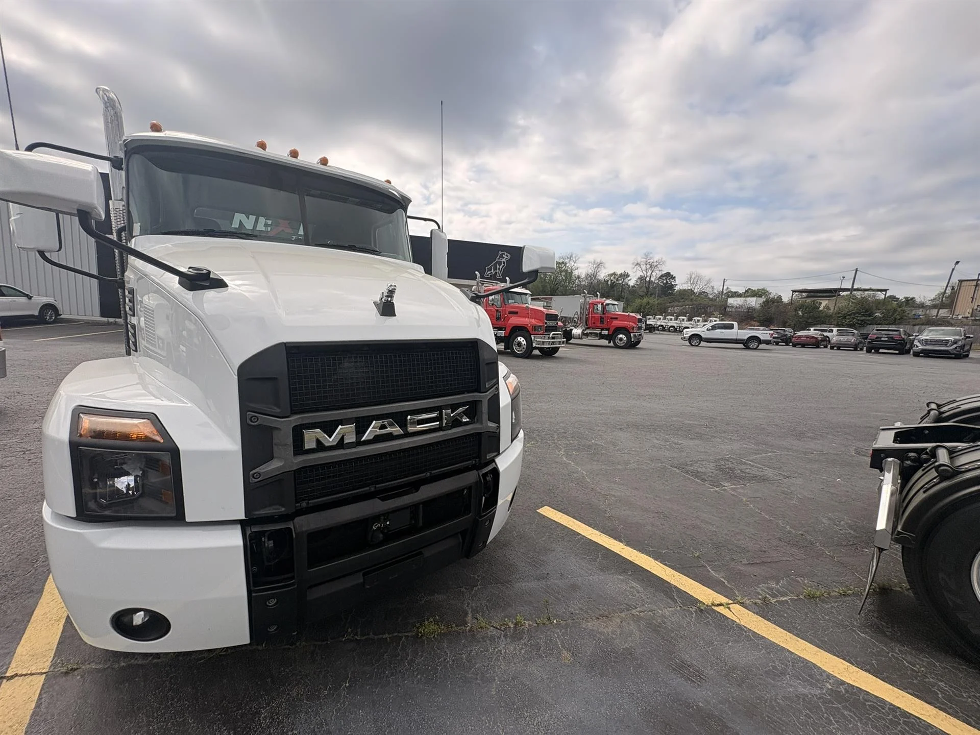 2022 Mack Anthem - image 4