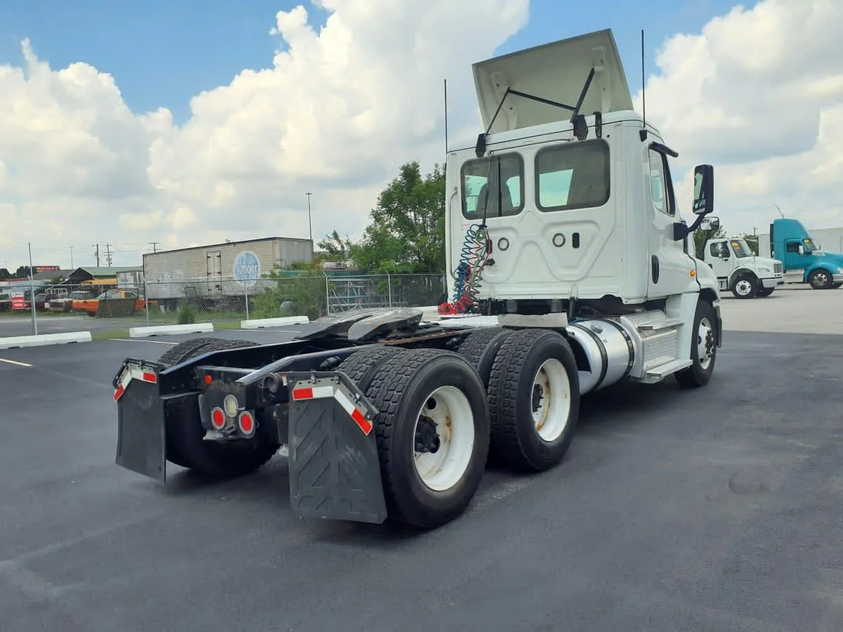 2020 Freightliner Cascadia in Clarksville, IN — photo 4