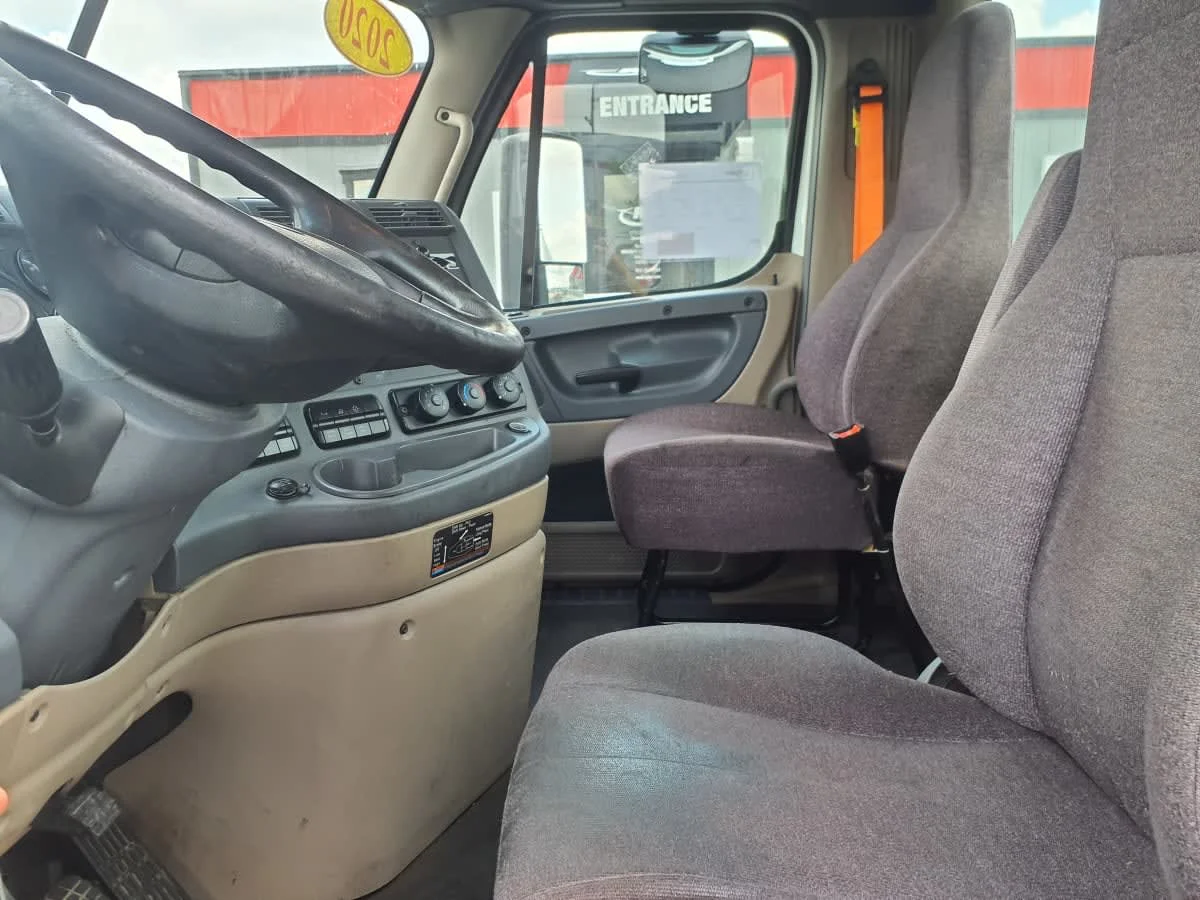 2020 Freightliner Cascadia in Clarksville, IN — photo 7