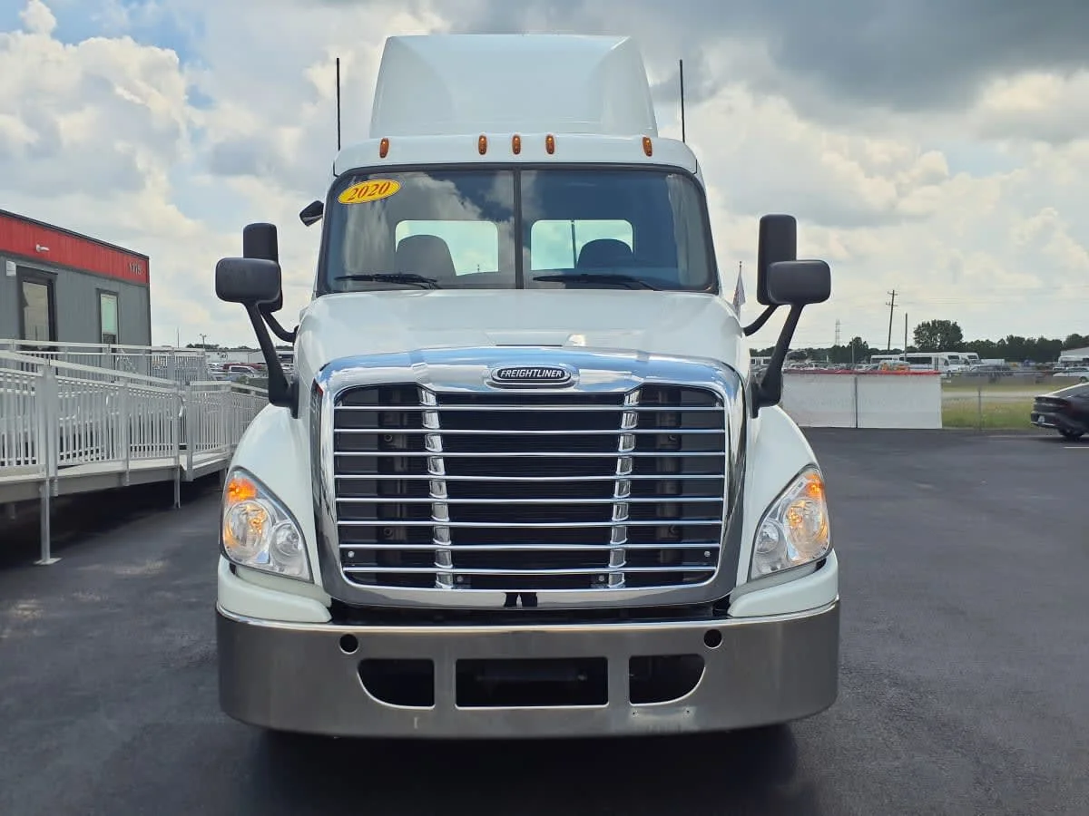 2020 Freightliner Cascadia in Clarksville, IN — photo 2