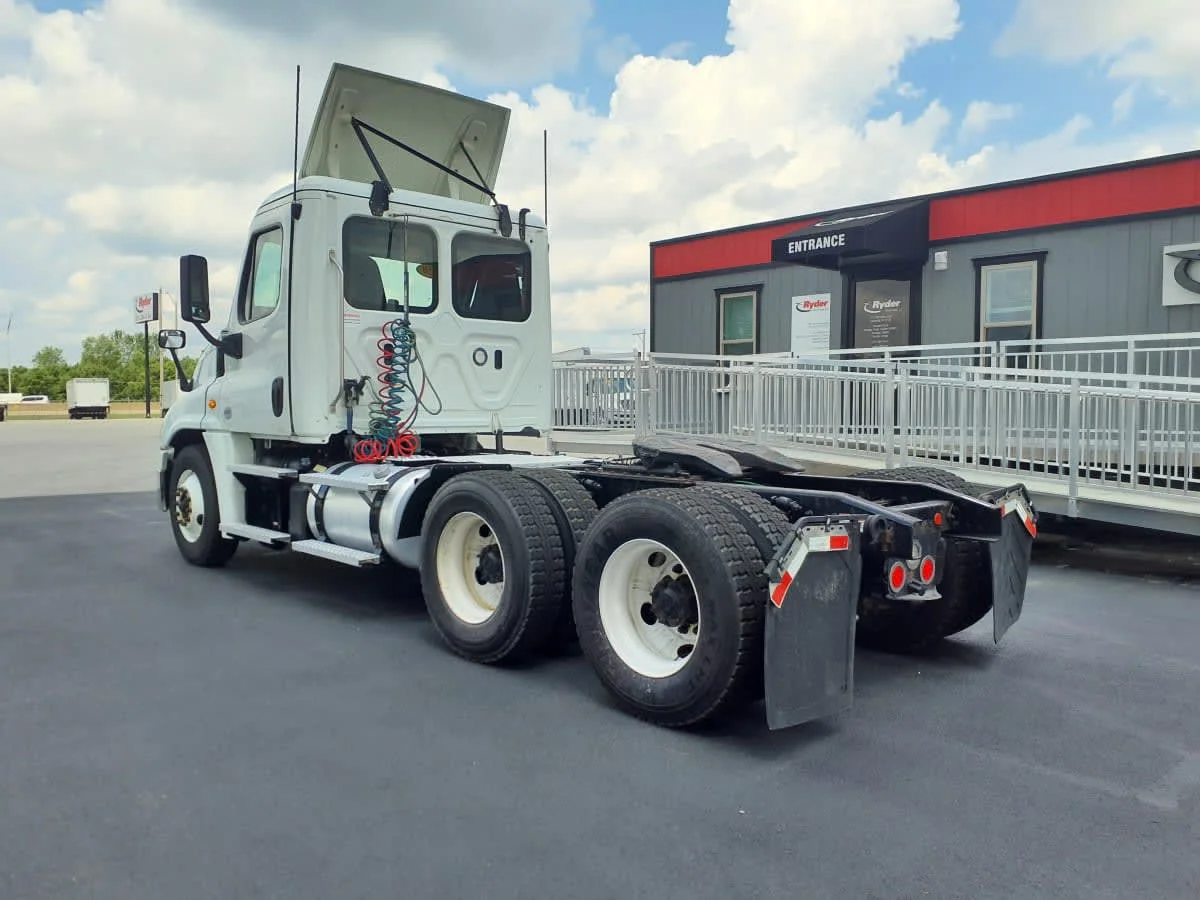 2020 Freightliner Cascadia in Clarksville, IN — photo 6