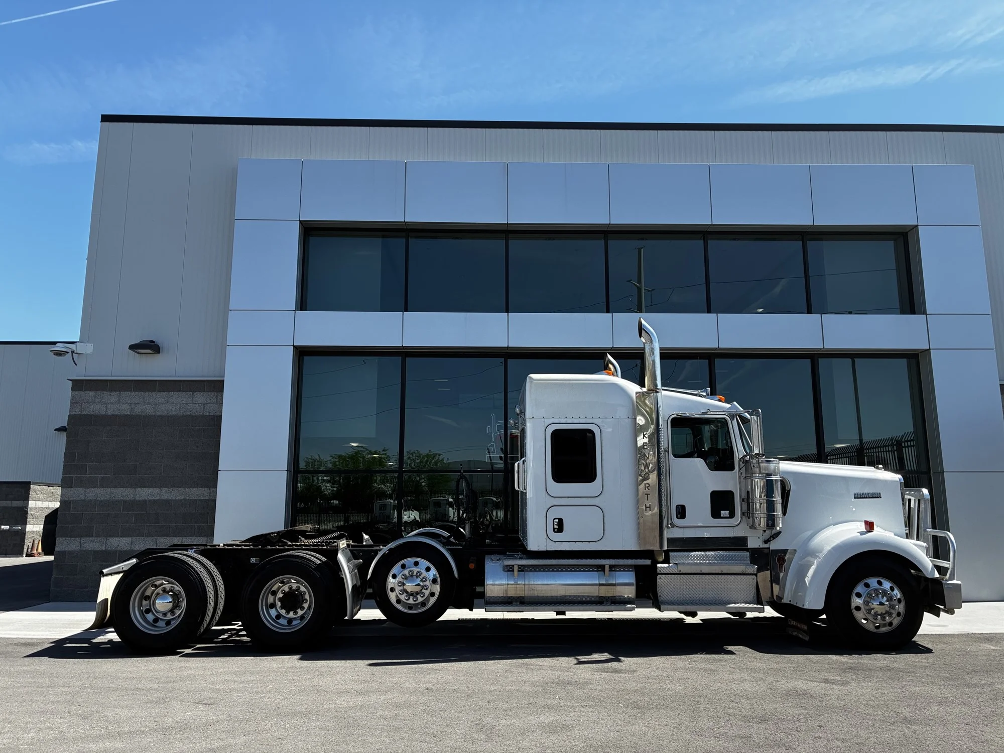2019 Kenworth W900 - image 2