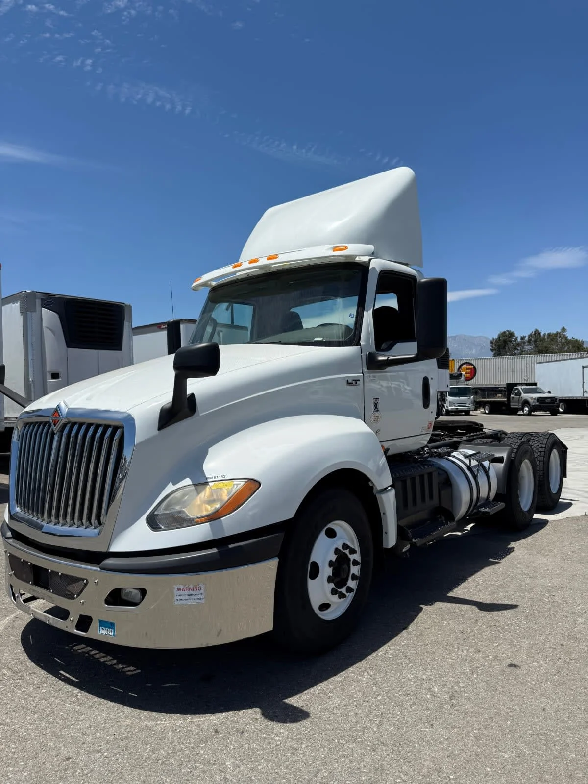 2019 International LT - image 3