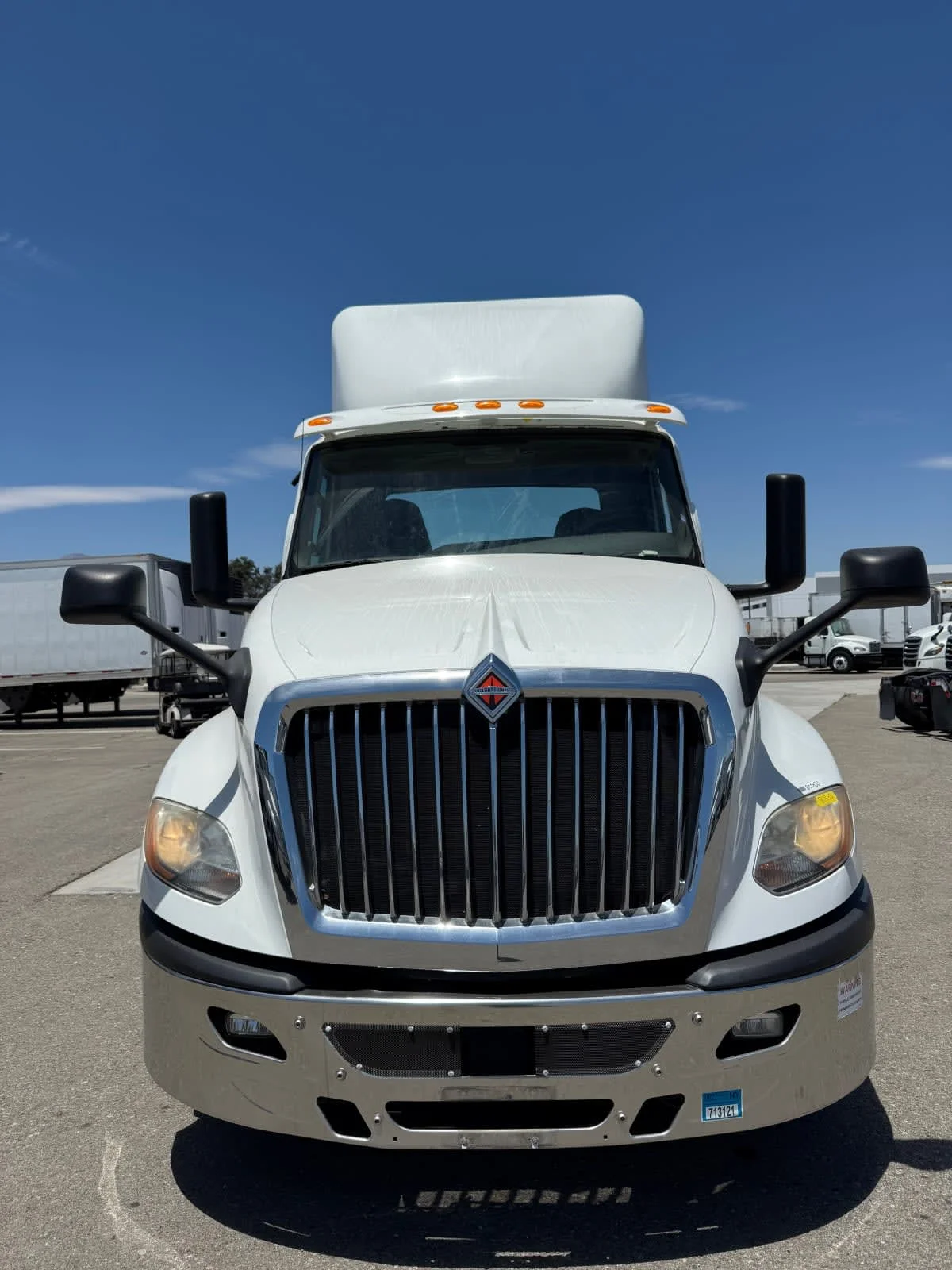 2019 International LT - image 2